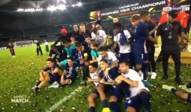 Mbappe đẩy Neymar không cho chụp ảnh cùng đội mừng vô địch