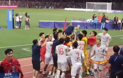 Video: Khoảnh khắc cầu thủ tung hô HLV Park Hang Seo