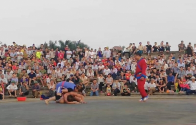 VIDEO: Nữ đô vật 'làm gỏi' đối thủ nam tại Hội vật Đền đô