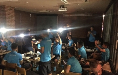 Tạm gác 'sóng gió', U22 Việt Nam mở tiệc trên đất Hàn Quốc