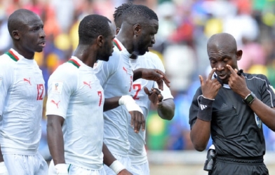 World Cup: FIFA tổ chức đá lại vì cú sốc trọng tài bán độ