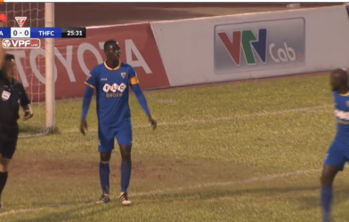 Ngoại binh 'tấn công' trọng tài, Thanh Hóa vỡ mộng vô địch