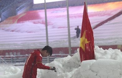 Duy Mạnh tiết lộ lý do cắm cờ tổ quốc tại SVĐ Thường Châu