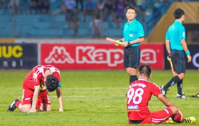 Văn Toàn chực khóc, Xuân Trường đổ gục xuống sân trong ngày HAGL bị loại
