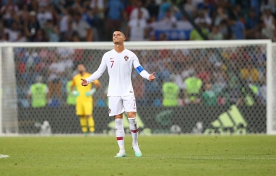 Ronaldo và Bồ Đào Nha theo chân Messi về nước