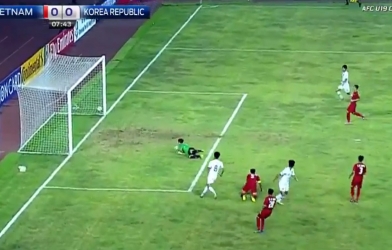 VIDEO: Tình huống bỏ lỡ khó tin của U19 Hàn Quốc vào lưới VN