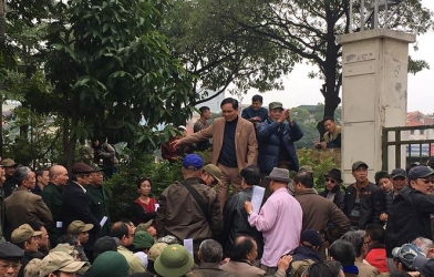 CĐV quá khích lao vào VFF ăn vạ, chửi bới đòi mua vé