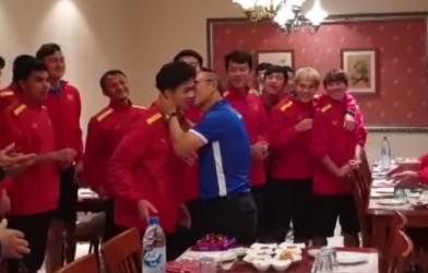 VIDEO: HLV Park Hang Seo ôm, hôn Công Phượng