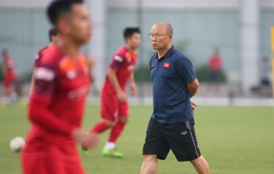 VIDEO: HLV Park Hang Seo đau đầu vì hàng công ĐT Việt Nam?