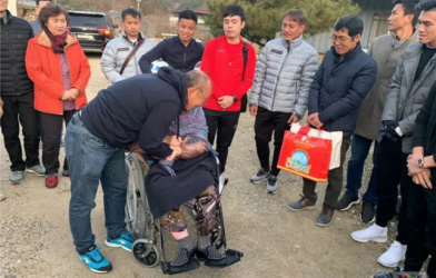 VIDEO: HLV Park Hang Seo rơi nước mắt khi về thăm quê nhà