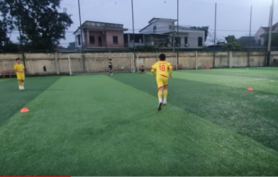 VIDEO: 'Không thể tin vào mắt mình' trước tài nghệ sút xa của U12 SLNA