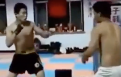 VIDEO: Võ sĩ nghiệp dư nhận cái kết đắng vì khiêu chiến nhầm đối thủ