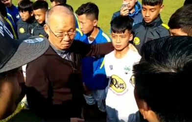 VIDEO: HAGL giới thiệu 'Siêu nhân nhí' với HLV Park Hang Seo