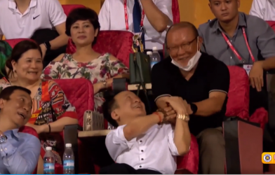 HLV Park 'tay bắt mặt mừng' chia vui cùng Bầu Hiển