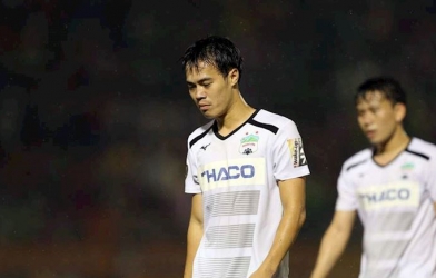 Nổi cáu vì thua trận, Văn Toàn vứt bỏ băng đội trưởng HAGL