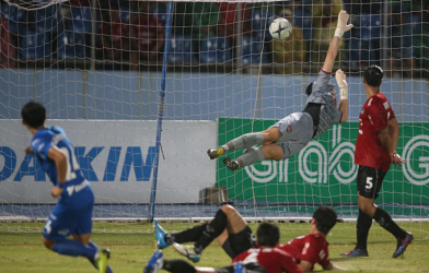 VIDEO: NHM Thái Lan phát cuồng với pha cứu thua của Văn Lâm