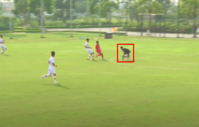 VIDEO: Quên mình là thủ môn, sao trẻ Việt Nam 'đi vào lòng đất'