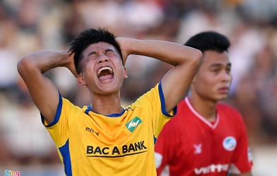 VIDEO: Thủ môn HAGL khiến 'sát thủ ĐT Việt Nam nằm vật ra sân tiếc nuối