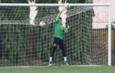 VIDEO: Thủ môn ĐT Việt Nam phản xạ 'nhanh như chớp' trước HAGL