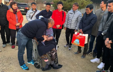 Park Hang-seo visiting his 97-year-old mother bursts into tear