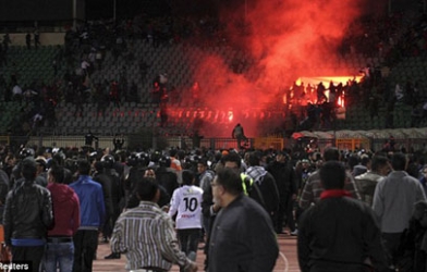 VIDEO: Những vụ bạo loạn kinh hoàng ở sân cỏ trên thế giới - p1