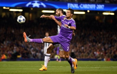 VIDEO: Những pha ăn bàn may mắn đến ngỡ ngàng của các cầu thủ trên thế giới.