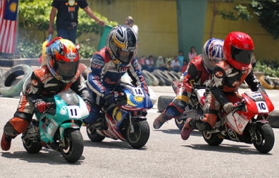 VIDEO: Không thể rời mắt với các pha ôm cua 'cực ngọt' của các tay đua nhí