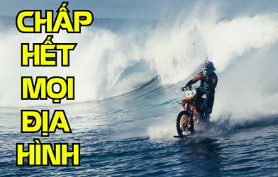 VIDEO: Kinh ngạc với màn lướt sóng bằng xe máy 'cào cào'