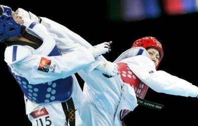 VIDEO: Cực 'shock' - Một cú đá có sức mạnh hơn 1 tấn