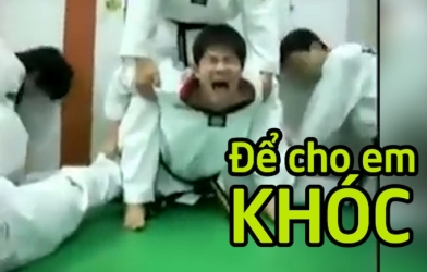 VIDEO: Màn ép dẻo ' thốn đến tận rốn' của võ sinh teakwondo