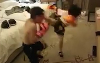 VIDEO: Pha solo MMA cực chất của em gái với anh trai trong phòng ngủ