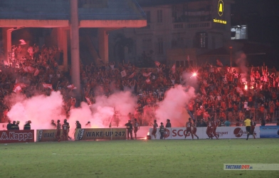 Báo châu Á phê phán hành vi đốt pháo sáng của CĐV Hải Phòng