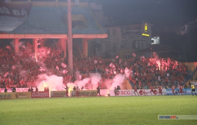 Để lọt 1 quả pháo sáng, SVĐ Hàng Đẫy tiếp tục bị xử phạt