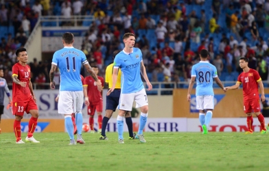 VIDEO: Siêu hậu vệ Manchester City sút phạt tung lưới Việt Nam