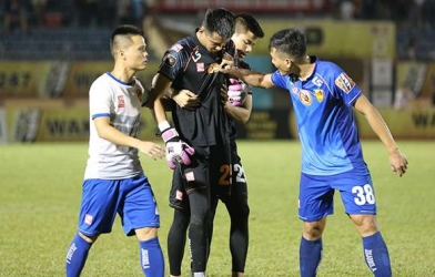 Pha ăn vạ của thủ môn Quảng Nam bị CĐV quốc tế chỉ trích dữ dội