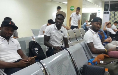 Các cầu thủ Hà Nội FC bị 'hành xác' ở sân bay Philippines