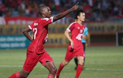 Gục ngã trên SVĐ Hàng Đẫy, ngôi đầu bảng của TPHCM lung lay dữ dội