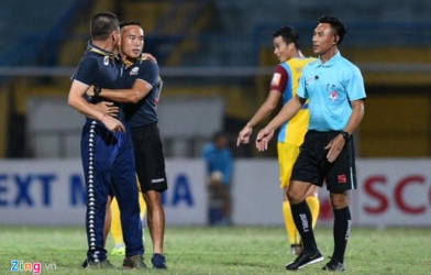 HLV Chu Đình Nghiêm: 'Trọng tài bắt trận rất non kinh nghiệm'