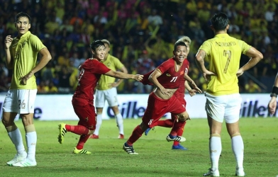 CĐV Thái Lan vỡ oà sung sướng khi rơi vào bảng đấu với Việt Nam