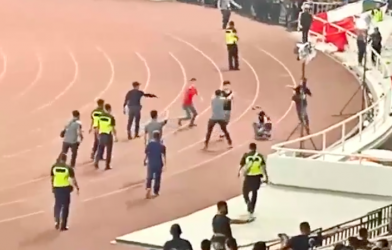 VIDEO: CĐV Indonesia và Malaysia hỗn chiến ở VL WC 2022