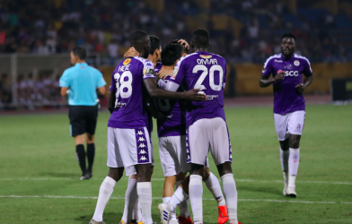 VIDEO: Bàn mở tỷ số và những quả pháo sáng đầu tiên trên SVĐ Hàng Đẫy