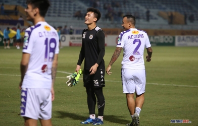 Thủ môn Bùi Tiến Dũng tươi cười trước tin đồn sắp rời Hà Nội