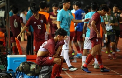 Bầu không khí u ám bao trùm U19 Thái Lan sau trận thua U19 Campuchia
