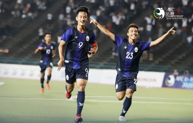 VIDEO: Phòng ngự 9 người vẫn bị 'thế hệ vàng' Campuchia ghi 9 bàn