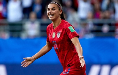 VIDEO: Siêu phẩm của các nữ cầu thủ khiến đồng nghiệp nam chào thua