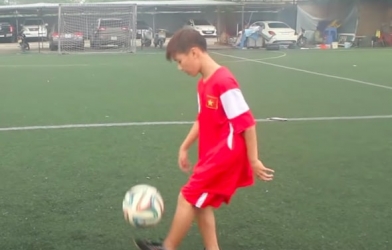 'Ronaldo Hà Nội' tái hiện siêu phẩm ngả bàn đèn vào lưới Juventus