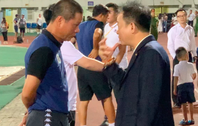 VIDEO: Bầu Hiển động viên HLV Chu Đình Nghiêm và cầu thủ Hà Nội