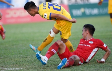 Quế Ngọc Hải dính chấn thương lật cổ chân