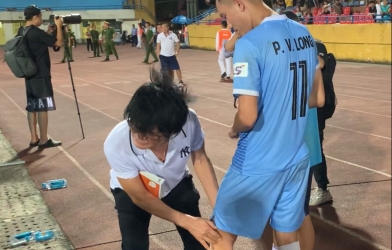 Thần y Choi 'xem giò' trò cưng của HLV Lê Huỳnh Đức