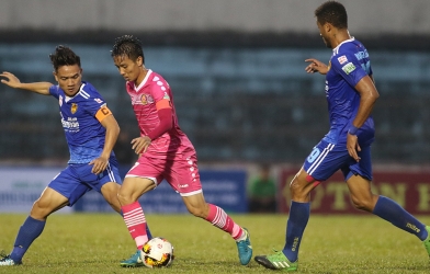 Mưa bàn thắng trong trận đấu giữa Sài Gòn và Quảng Nam